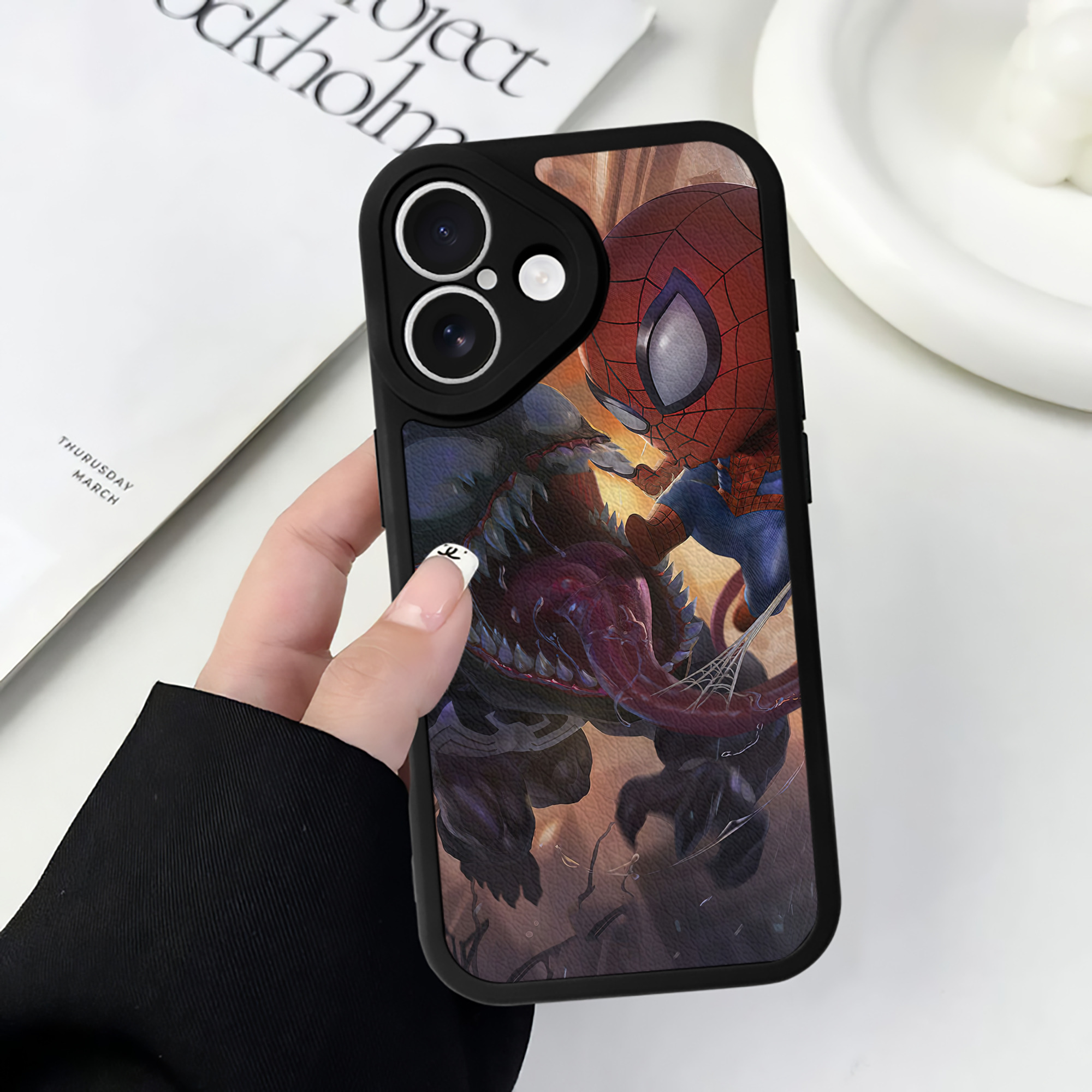 （画像用） Spider Man スパイダーマン 【iPhone 16シリーズ対応】シリコンスマホケース（レザー調） 材質：シリコン